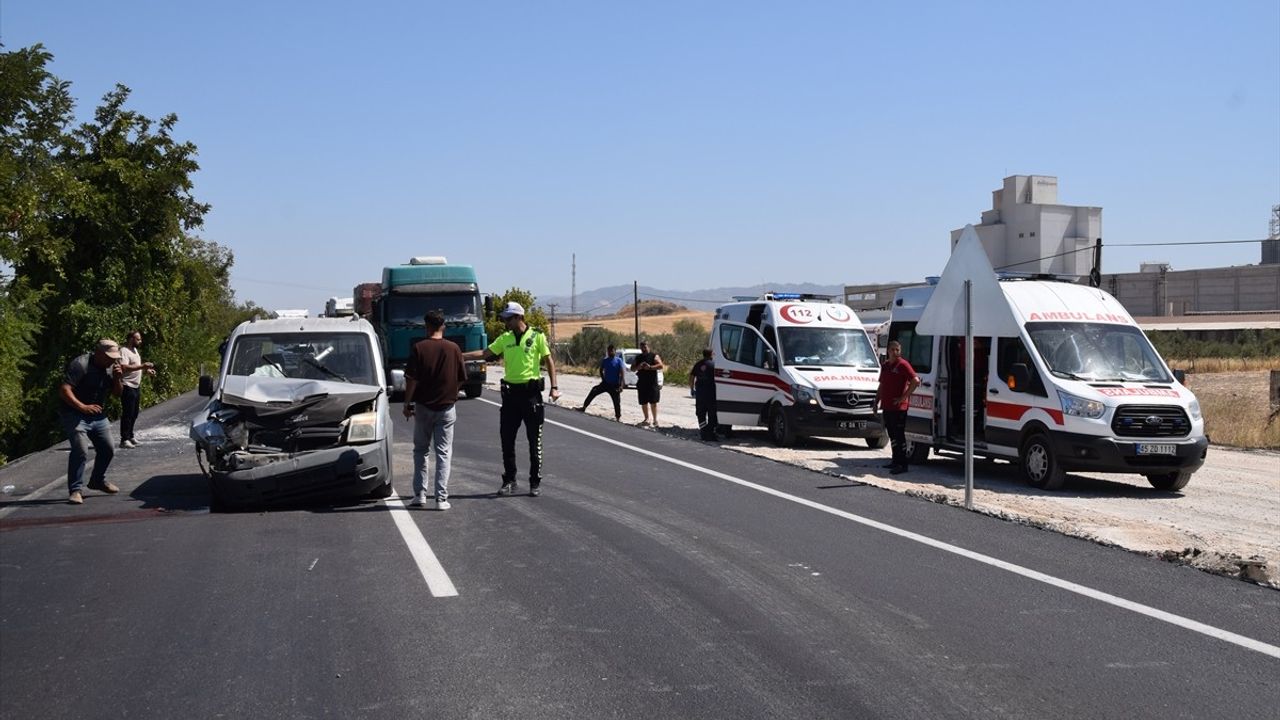 Manisa Turgutlu'da Zincirleme Kaza: 4'ü Çocuk 6 Yaralı