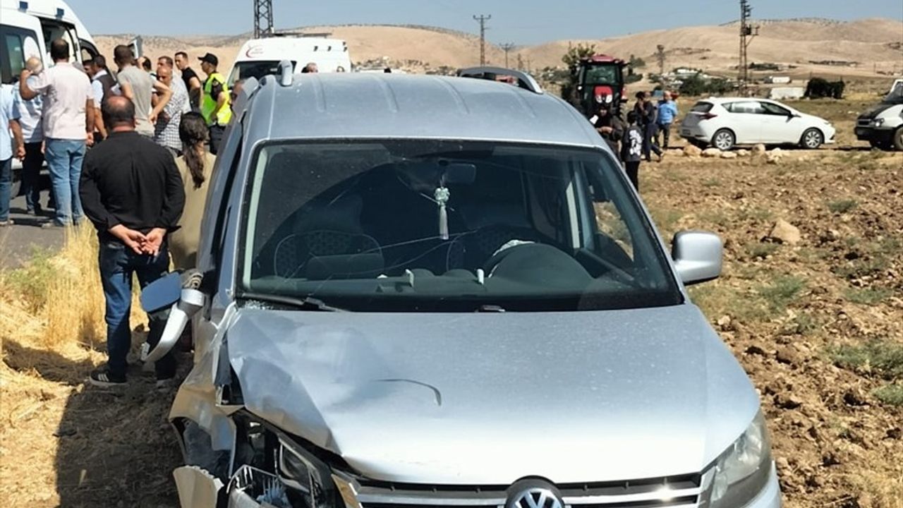 Mardin'de Motosiklet ile Hafif Ticari Araç Çarpıştı: 4 Yaralı