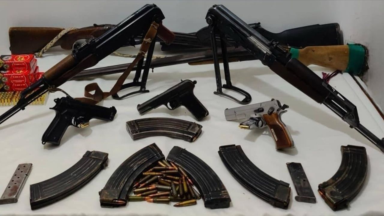Mardin Kızıltepe'de Silah Kaçakçılığı Operasyonu: 2 Gözaltı, Çok Sayıda Silah Ele Geçirildi