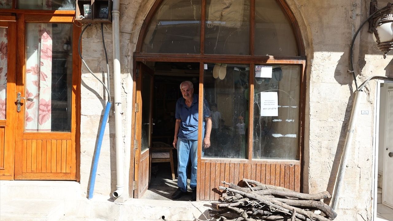 Mardin Savur'da 50 Yıllık Ayakkabı Ustası Orhan Kurt: 5 Metrekarede Çırak Arıyor