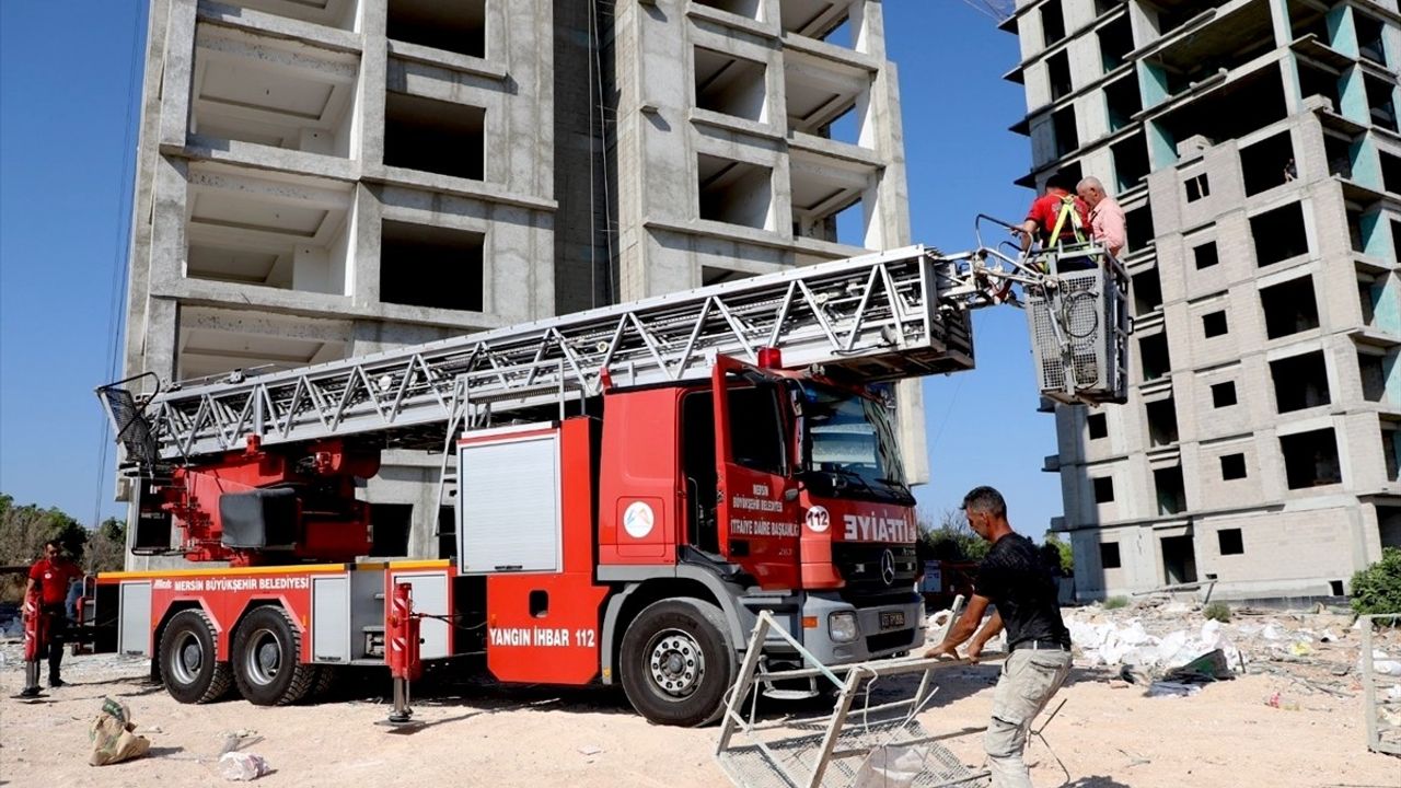 Mersin'de 13. Katta Mahsur Kalan 2 İşçi İtfaiye Tarafından Kurtarıldı