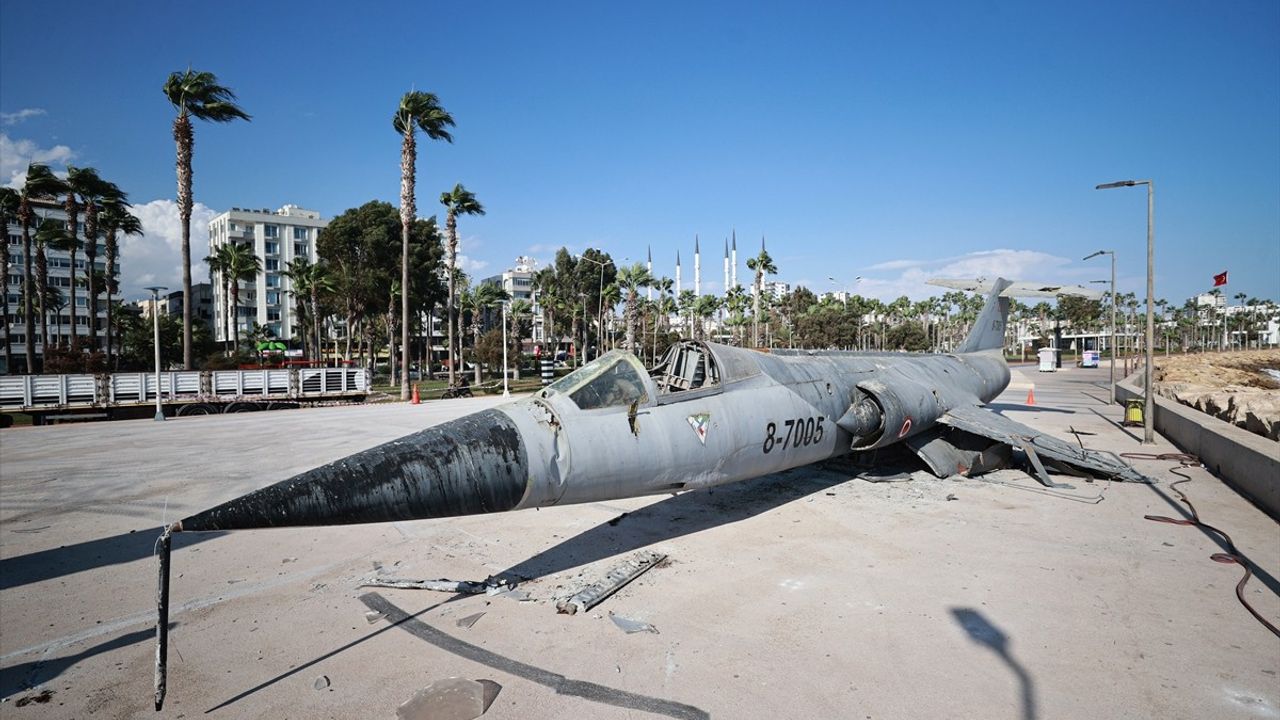 Mersin'de Sahildeki CF-104 Starfighter Korozyon Nedeniyle Söküldü