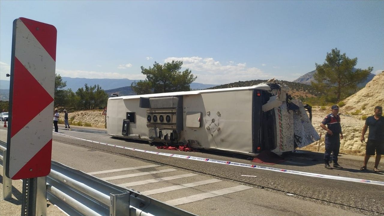 Mersin'de Tır Yolcu Otobüsüne Arkadan Çarptı — Yaralılar Hastaneye Kaldırıldı