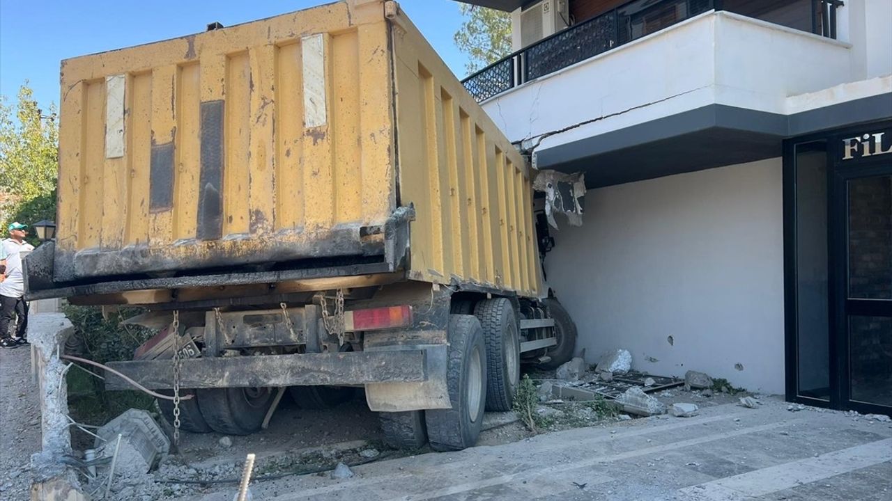 Mersin Mut'ta hafriyat kamyonu apartman balkonuna çarptı