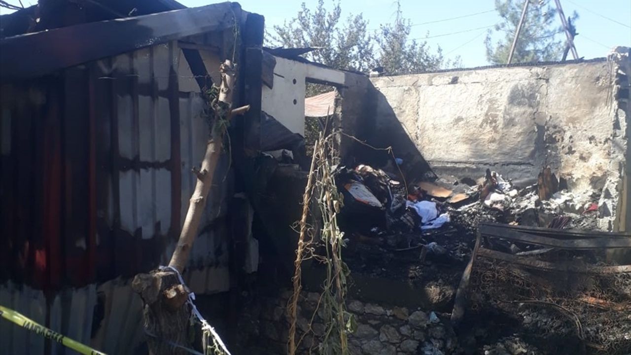 Mersin Tarsus'ta Ev Yangını: Ümmügülsüm Doğan (66) ve Torunu Hamdican Doğan (19) Hayatını Kaybetti