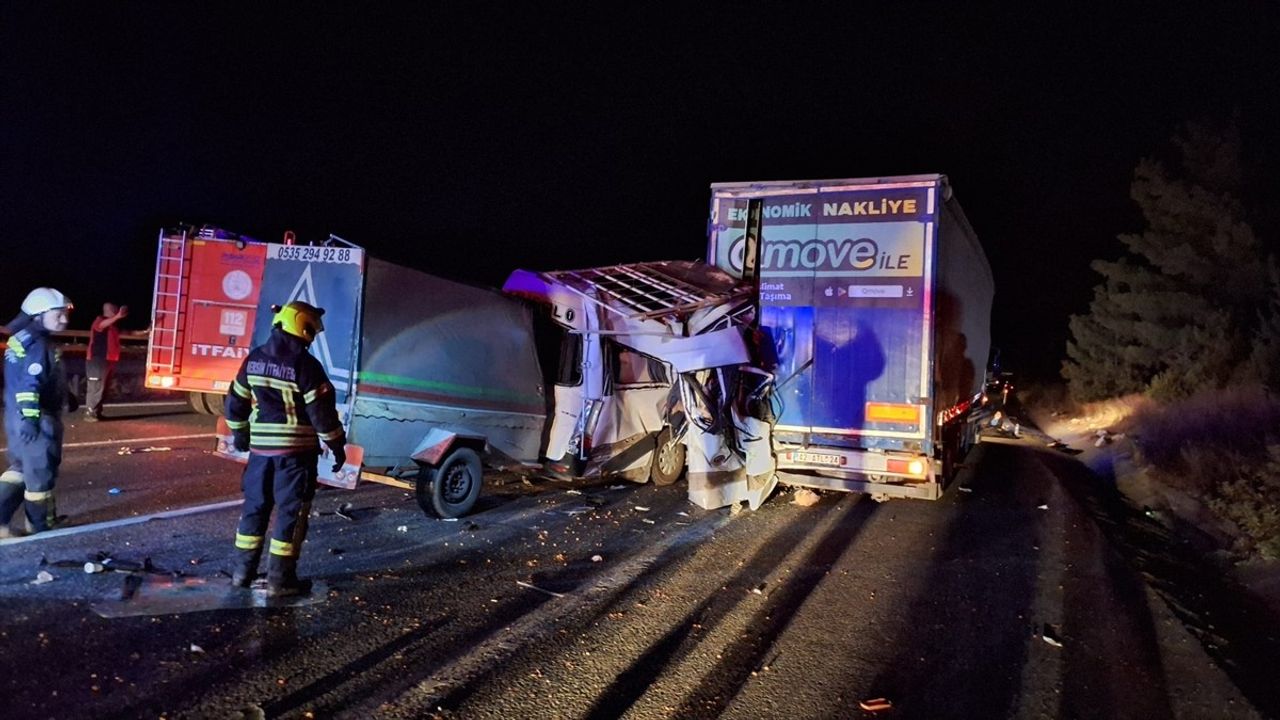 Mersin Tarsus'ta Minibüs-Tır Çarpışması: 3 Ölü, 16 Yaralı — Sürücü Tutuklandı