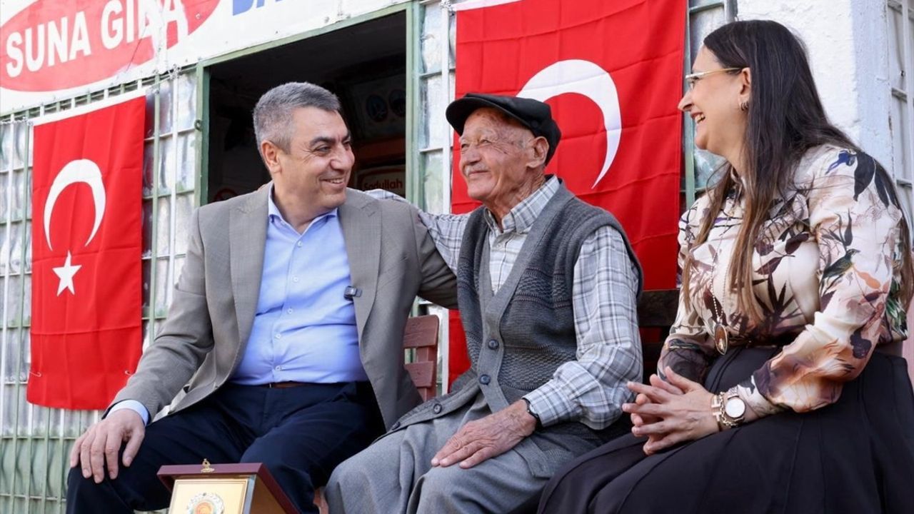 Mersin Valisi Toros, 50 Yıllık Bakkala Ahilik Plaketi Verdi