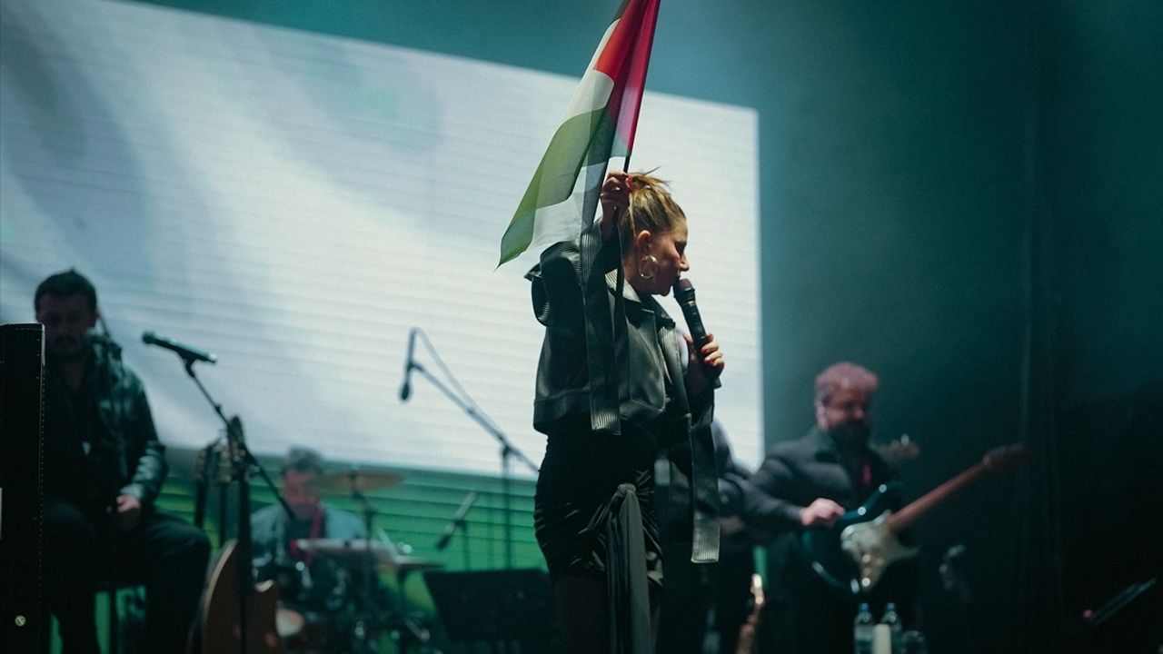 Merve Özbey Bitlis'te Konser Verdi: Gazze'ye Destek Mesajı