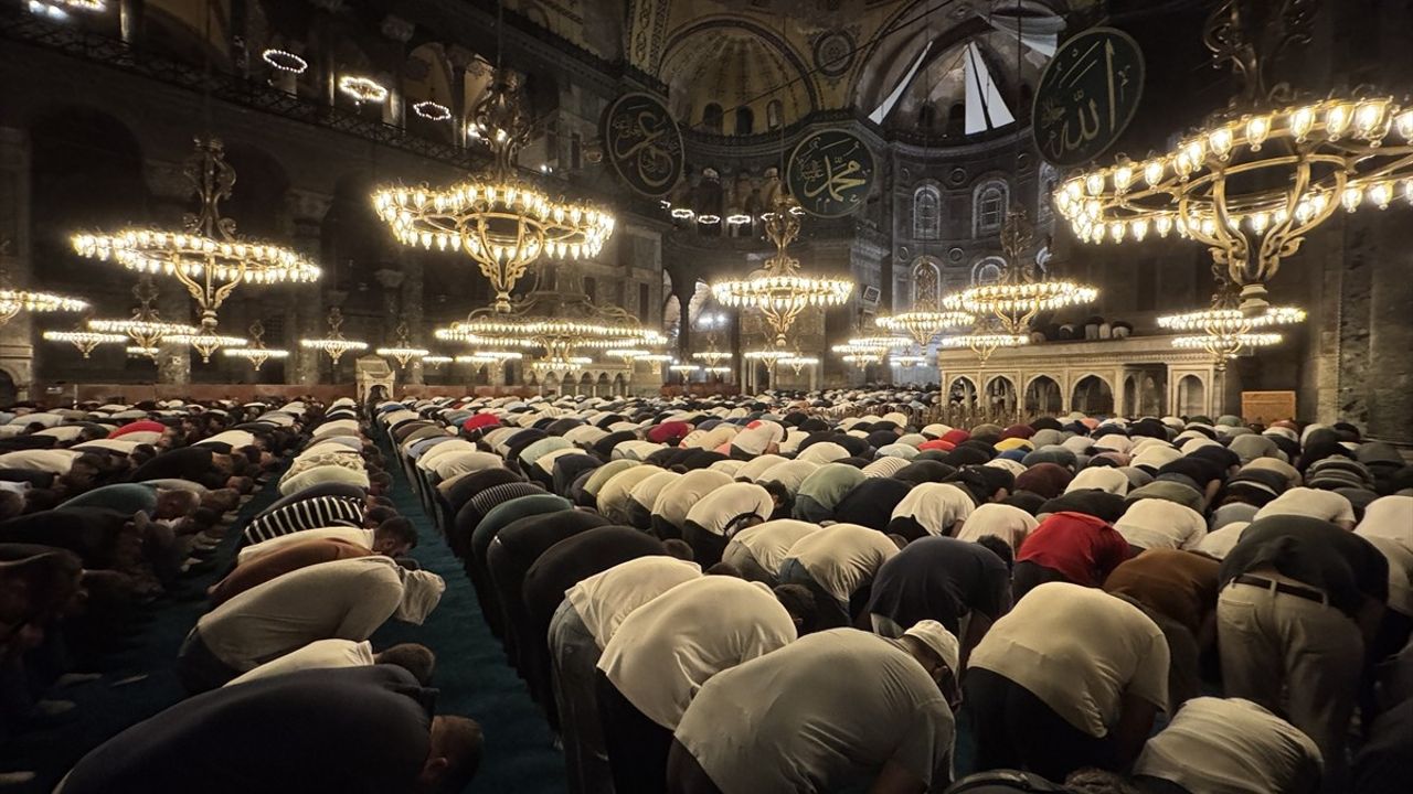 Mevlit Kandili İstanbul'da Dualarla İdrak Edildi