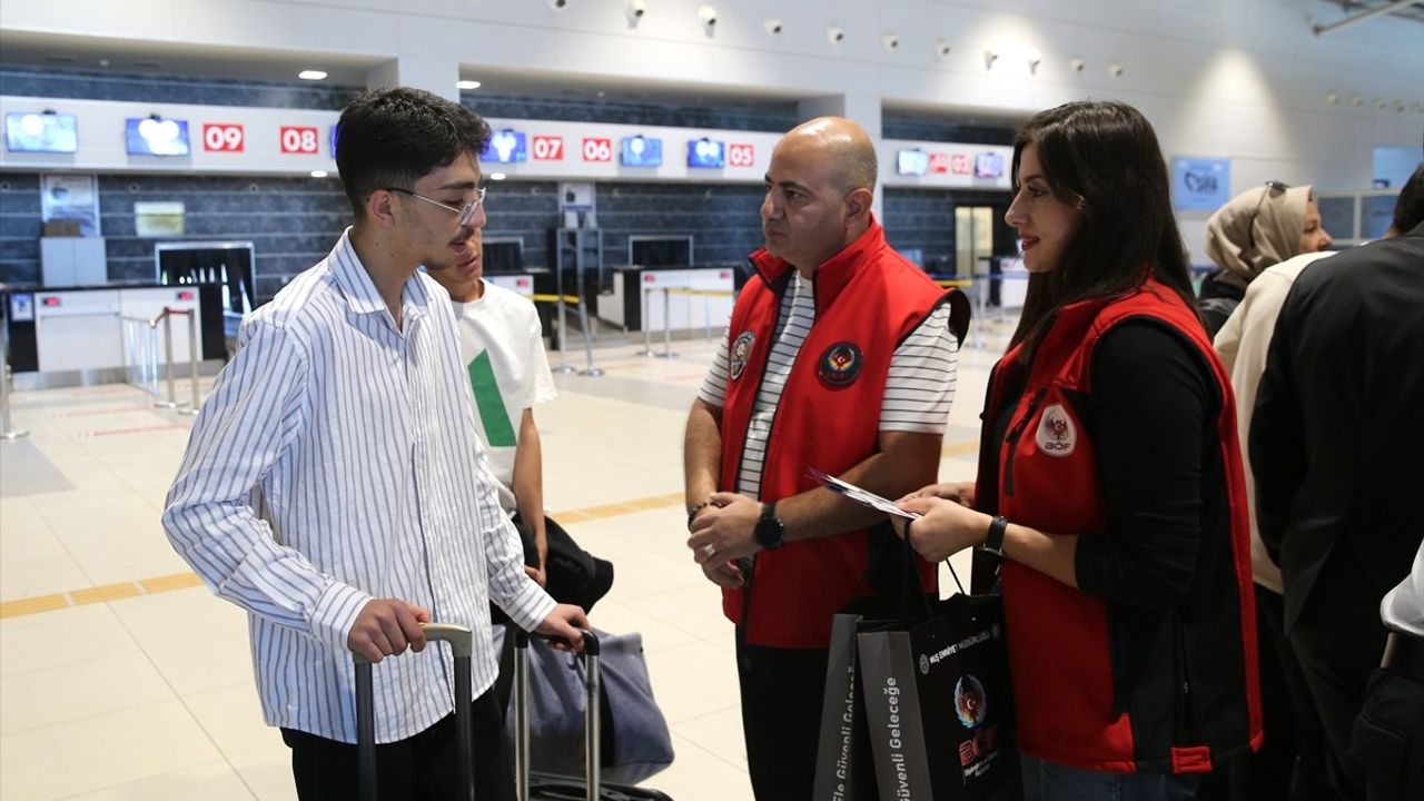 Muş'ta 'El Ele Güvenli Geleceğe' Projesiyle Havalimanında Öğrencilere Güvenlik Eğitimi