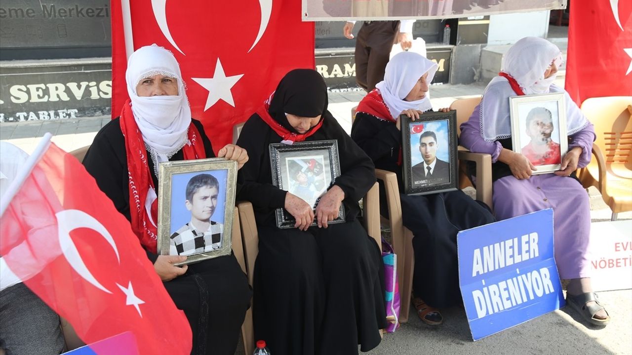 Muş'ta Evlat Nöbeti: Aileler DEM Parti Önünde Eylemlerini Sürdürüyor