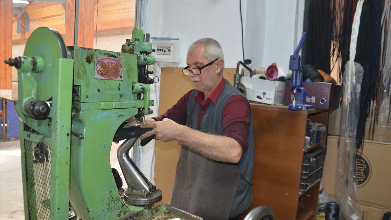 Muş'ta 'Fikret Usta' 45 Yıldır Ayakkabı Tamirinde