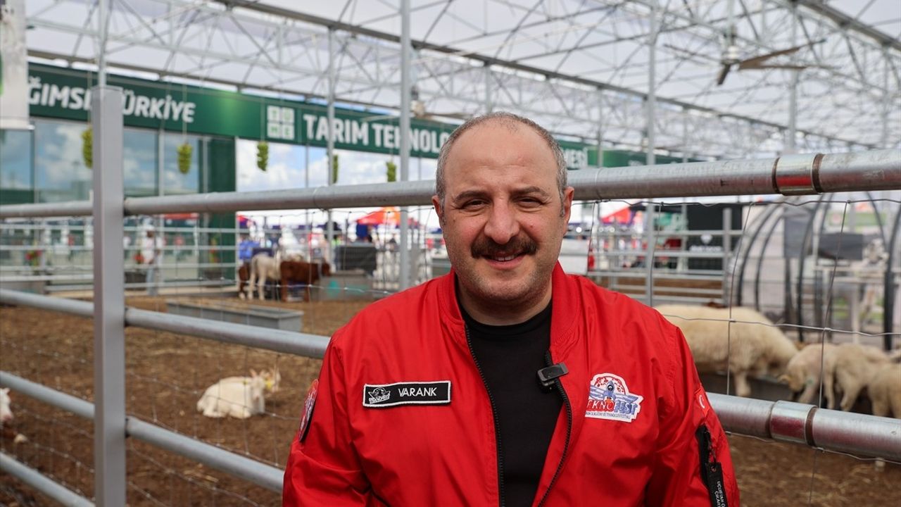 Mustafa Varank TEKNOFEST'te TÜME'nin 'Akıllı Tarım' Alanını İnceledi