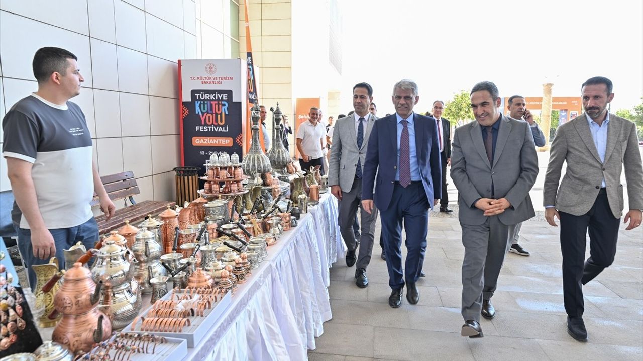 Nadir Alpaslan, GastroAntep Kültür Yolu Festivali Sergilerini İnceledi