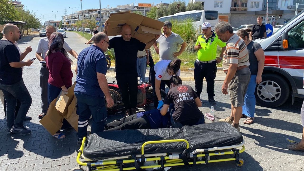 Nazilli'de Trafik Kazasında Yaralanan Kadın, Ambulans Gelene Kadar Kartonla Güneşten Korundu