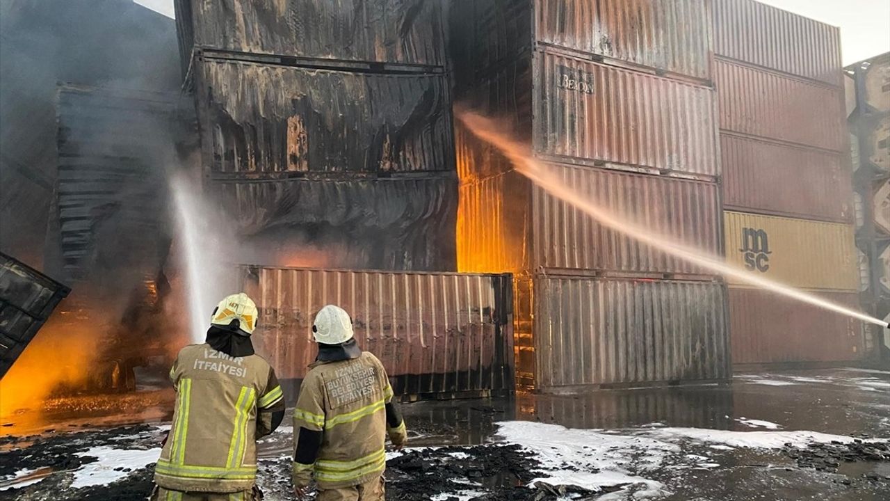 Nemport Limanı'nda konteyner yangını kontrol altına alındı