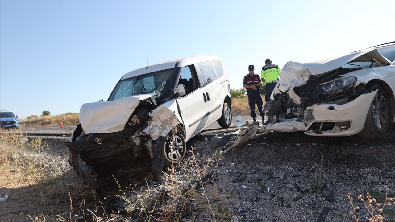 Nevşehir'de Otomobil ile Hafif Ticari Araç Çarpıştı: 14 Yaralı