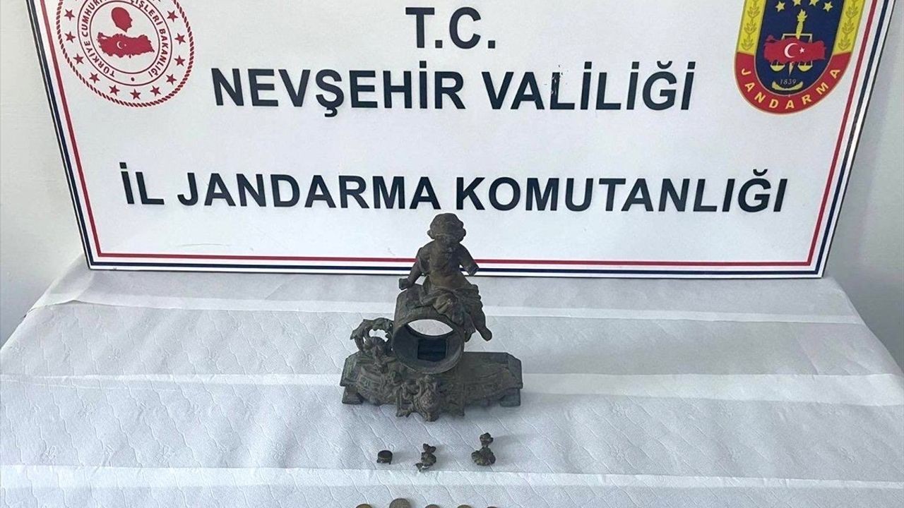 Nevşehir'de Tarihi Eser Kaçakçılığı Operasyonu: 1 Gözaltı, Kadın Figürü ve 8 Madeni Para Ele Geçirildi