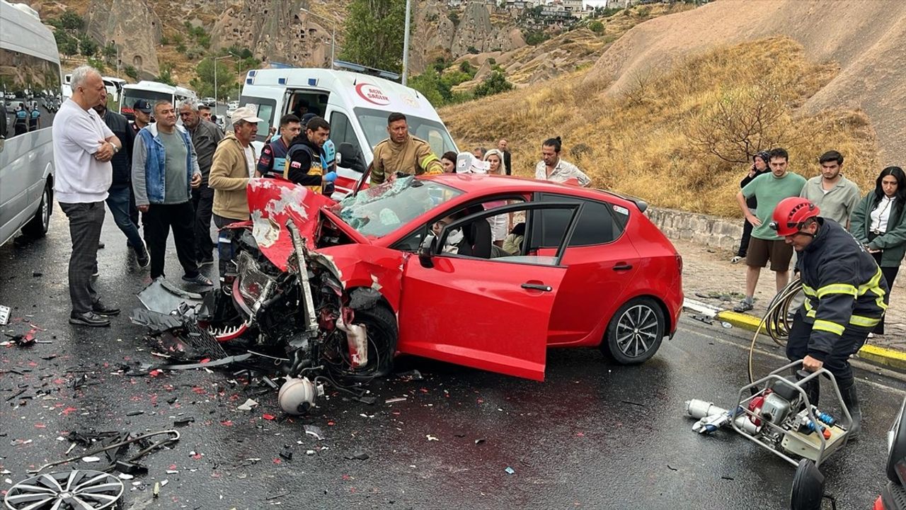 Nevşehir'de Tur Minibüsü ve Otomobil Çarpıştı: 6 Yaralı