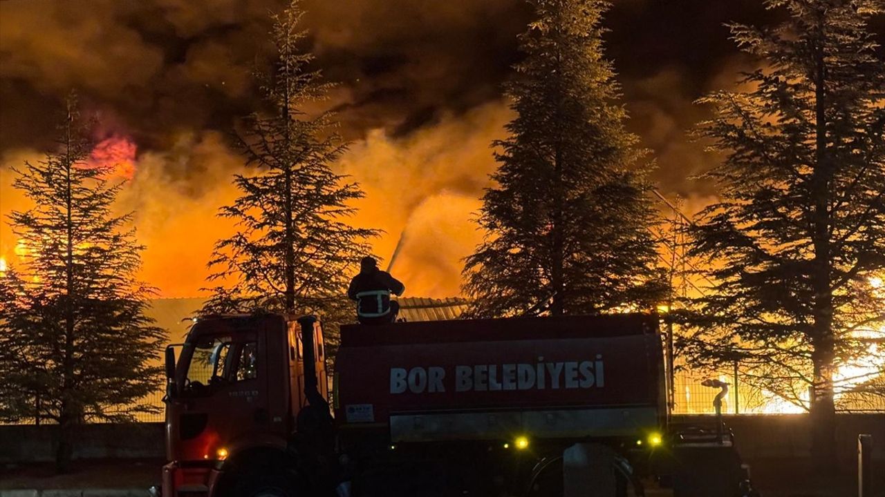 Niğde'de Ambalaj Fabrikasında Yangın: İtfaiye Ekipleri Müdahale Ediyor