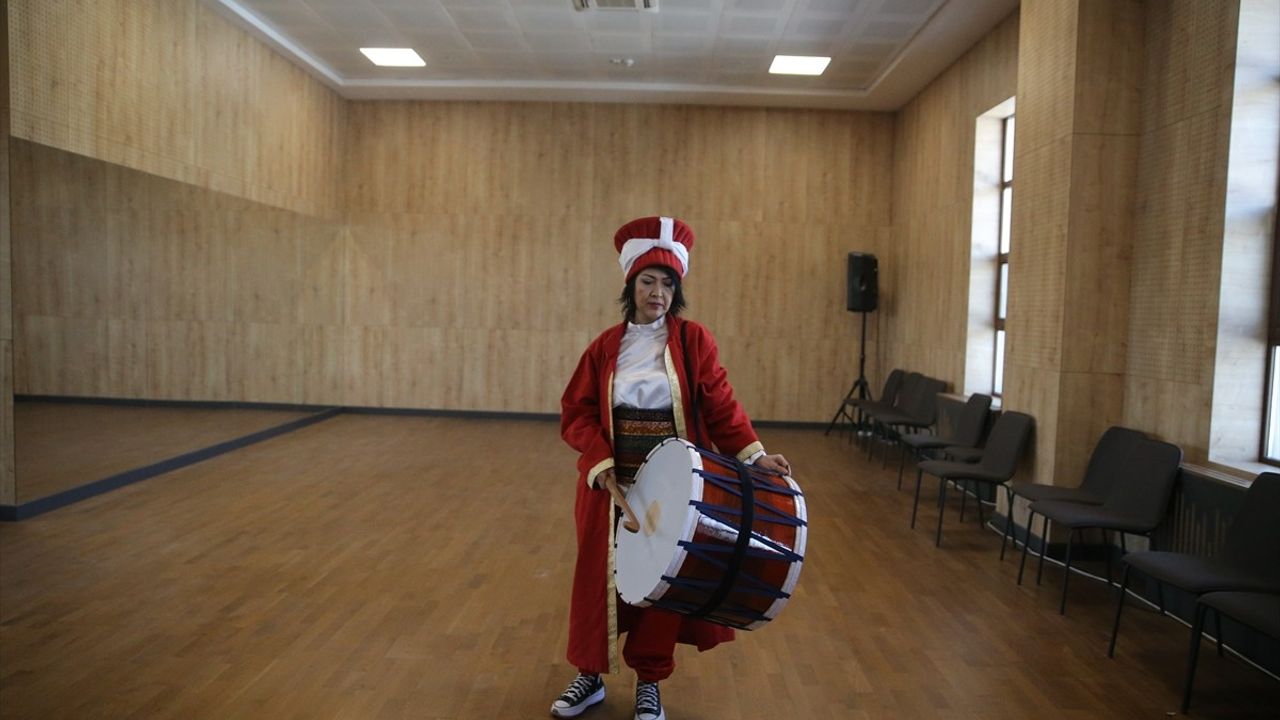 Niğde'de Tek Kadın Davulcu: Ayşe Ezer Mehter Takımında