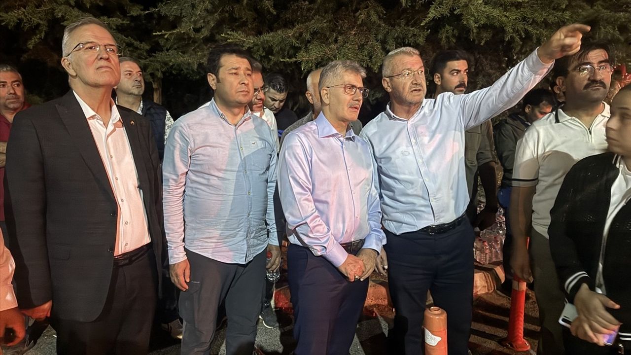 Niğde OSB'de Ambalaj Fabrikası Yangını — Ekipler Müdahale Ediyor