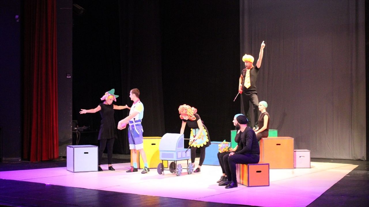 Novi Pazar'da 'Çocuk olmak kolay değil' oyunu — Gelir Gazze'deki çocuklara