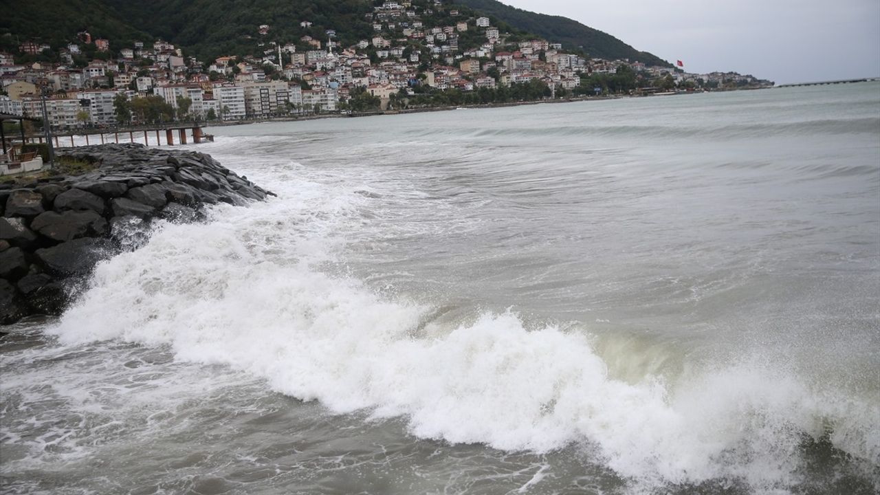 Ordu'da Kuvvetli Rüzgar Karadeniz'de 4 Metrelik Dalgalar Oluşturdu