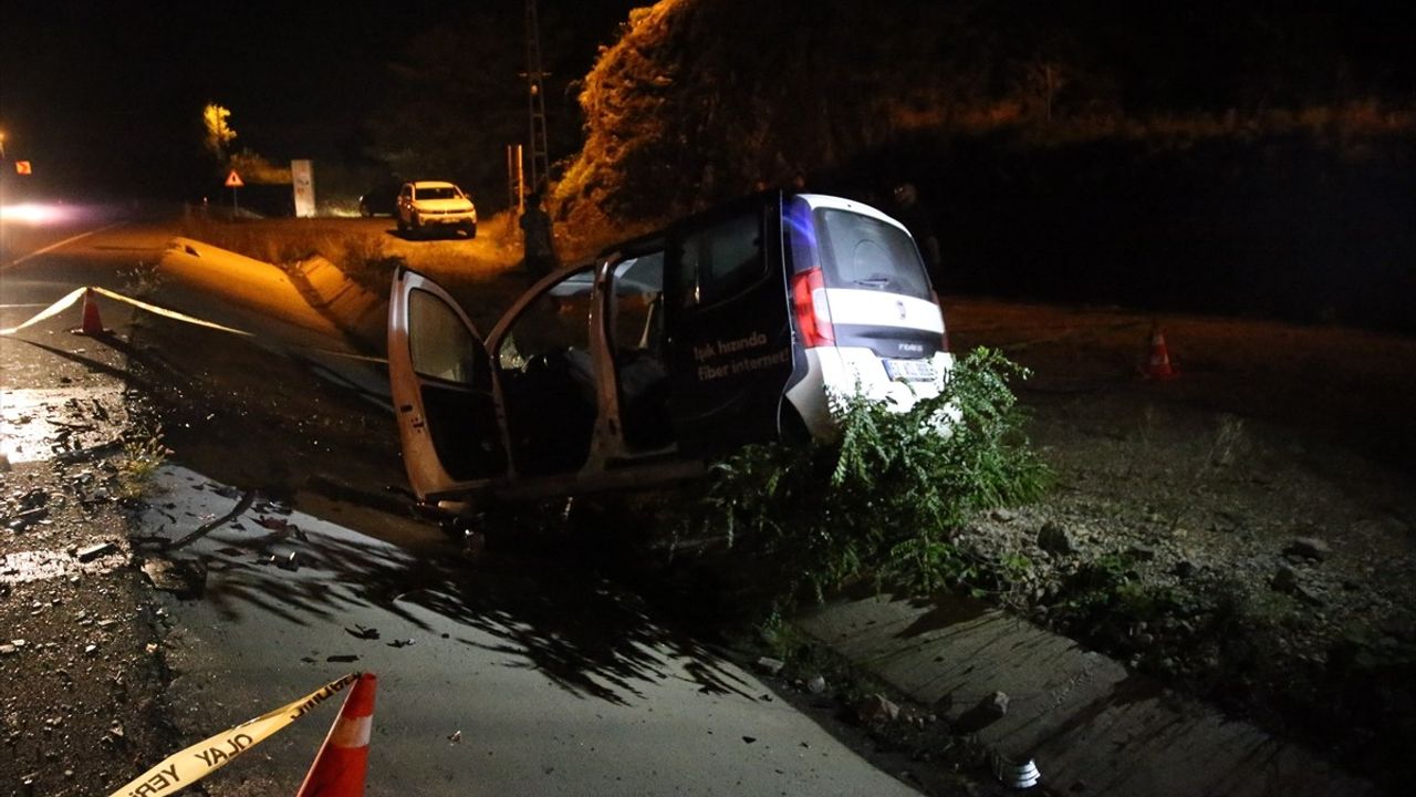 Ordu Ulubey'de Hafif Ticari Araç Çarpıştı: 1 Ölü, 2 Yaralı