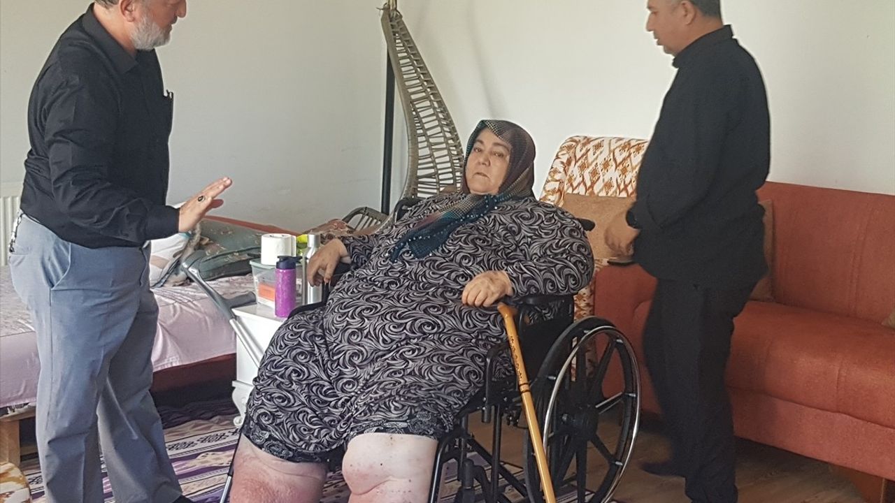 Osmaniye'de 160 kg 'fil hastası' Emine Güler'e tekerlekli sandalye desteği