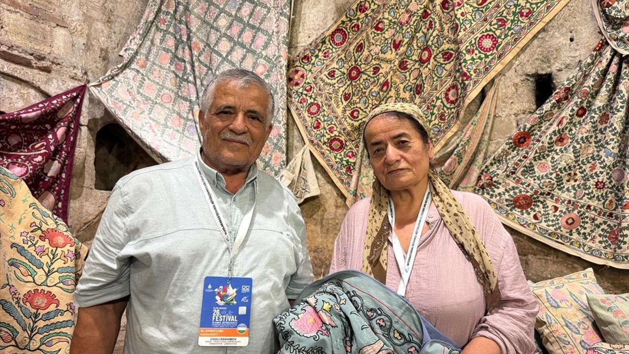Özbek Suzani Nakşı: Chuli Rakhimov Geleneği Yaşatıyor