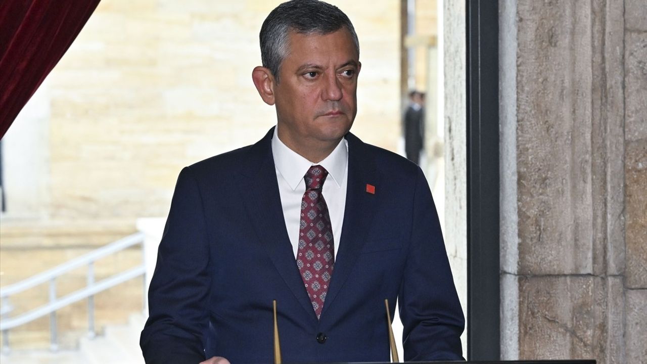 Özgür Özel Anıtkabir'de: Yeni PM ve YDK Üyeleriyle Huzur Ziyareti