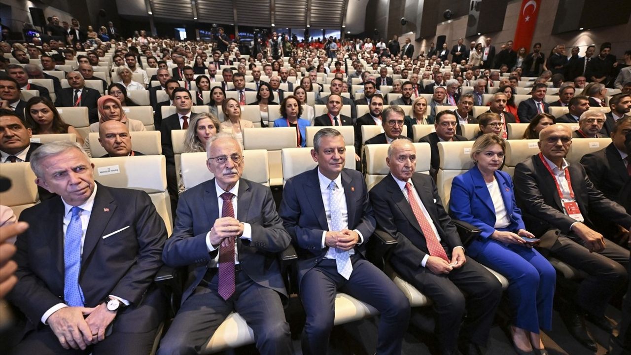 Özgür Özel: CHP İstanbul Yönetiminin Görevden Uzaklaştırılmasına Sert Tepki