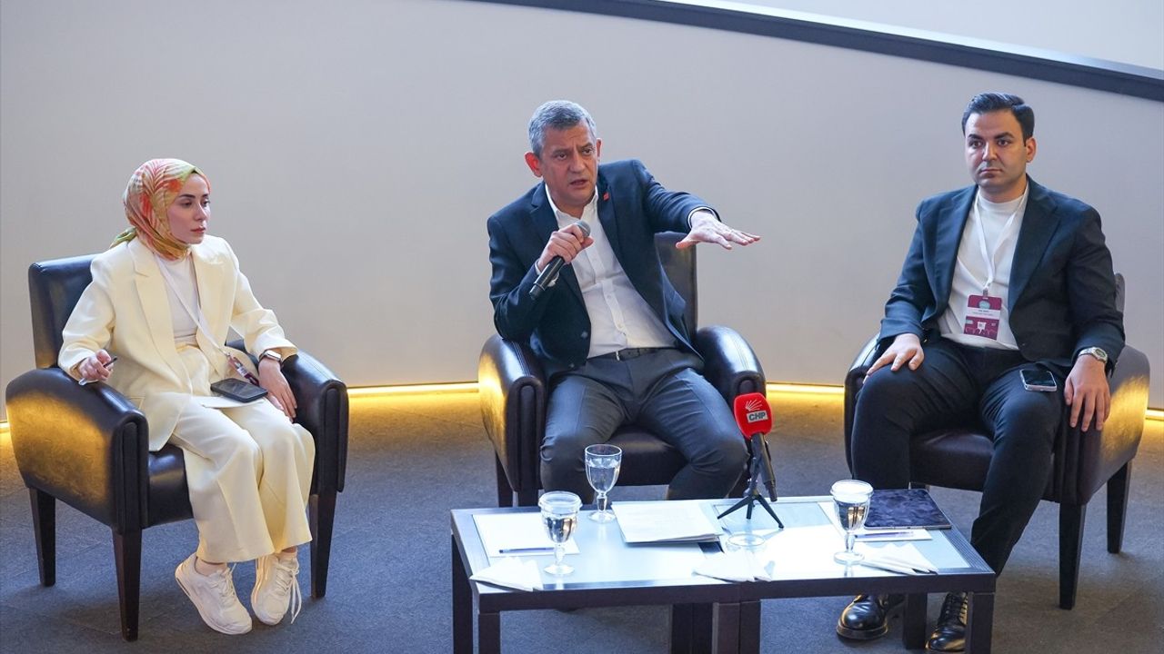 Özgür Özel, CHP'nin kuruluş haftasında gençlerle buluştu