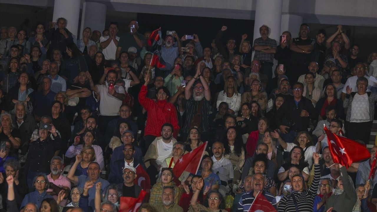 Özgür Özel'den İstanbul İl Yönetimine Sert Uyarı: 'Tarihi bir yanılgı içindesiniz'