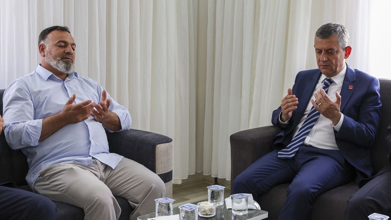 Özgür Özel, Elazığ'da Şehit Sefer Alan'ın Ailesini Ziyaret Etti