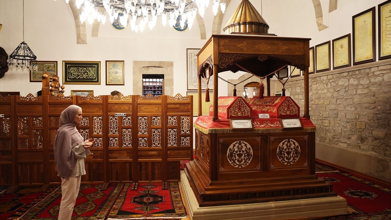 Pelin Çift ve TRT Ekibi Somuncu Baba Külliyesi'nde Tanıtım Çekimi