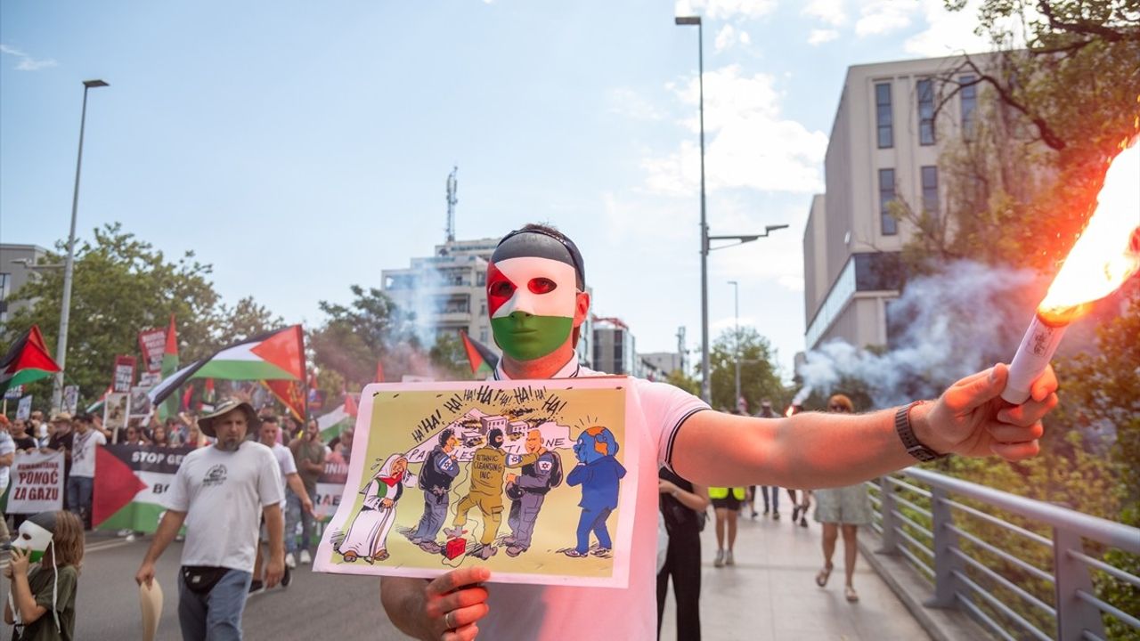 Podgoritsa'da Yüzlerce Kişi Gazze'deki 'Soykırım'ı Protesto Etti
