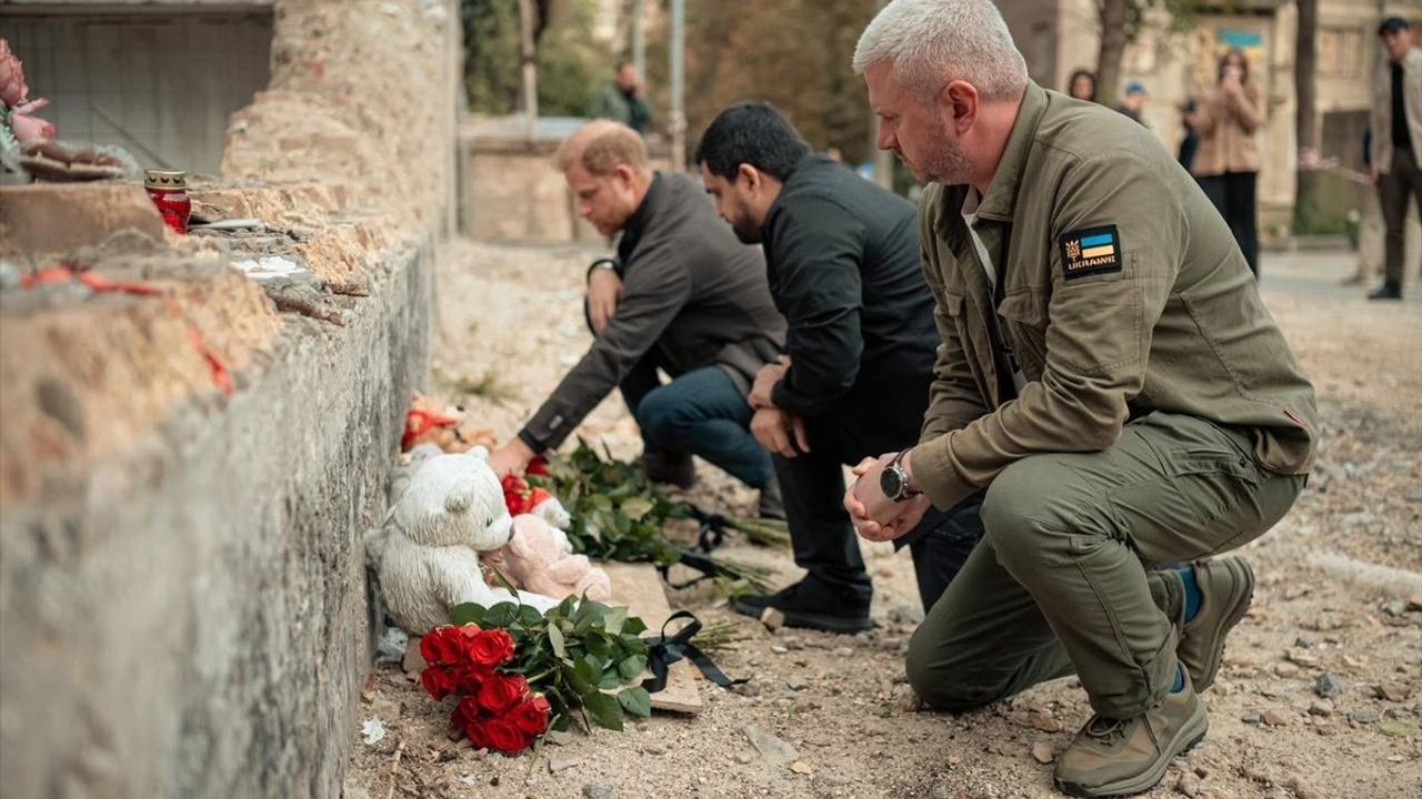 Prens Harry Kiev'de Hava Saldırısında Hasar Gören Binayı İnceledi