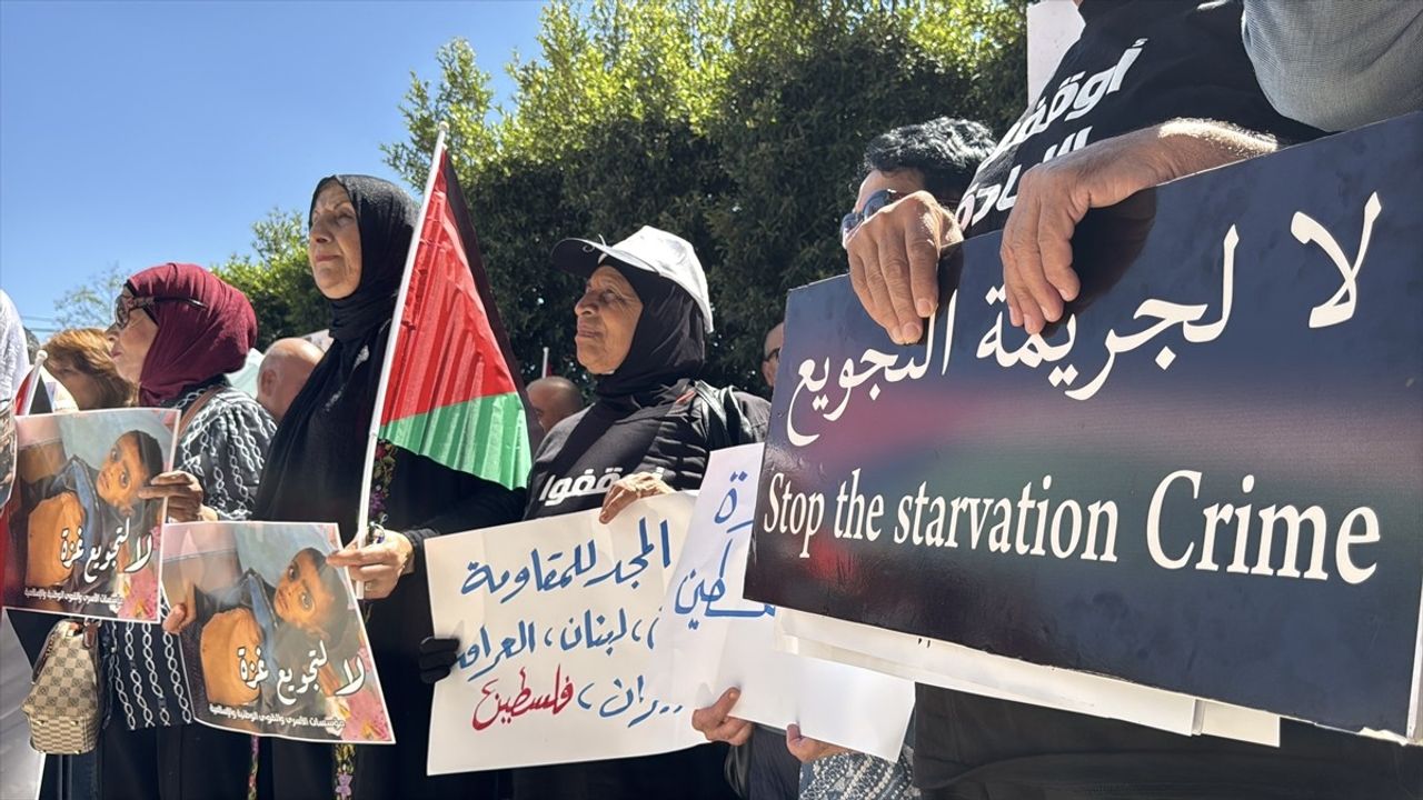 Ramallah'da BM Temsilciliği Önünde Gazze'deki Açlık Protestosu