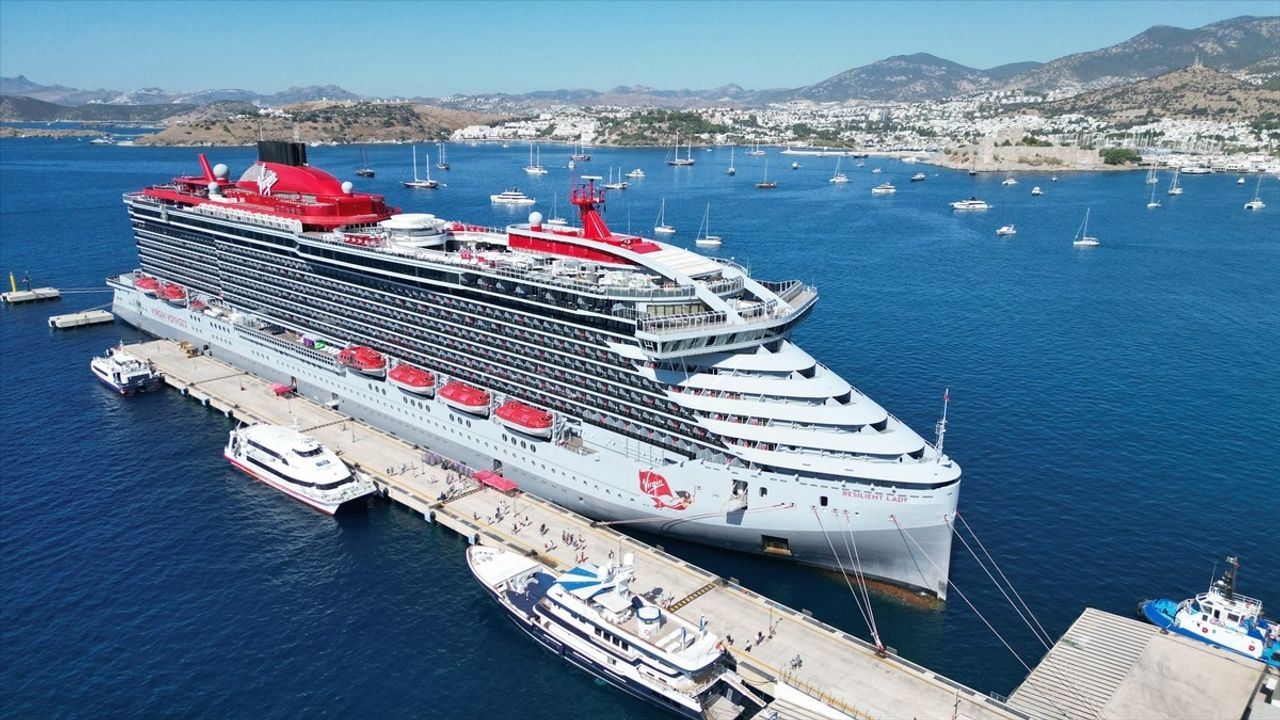 Resilient Lady Bodrum'a 2 bin 521 yolcuyla demirledi