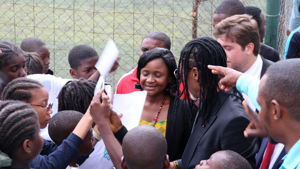 Rigobert Song, Yaounde'deki Türkiye Maarif Koleji Spor Olimpiyatlarında Gençlerle Buluştu