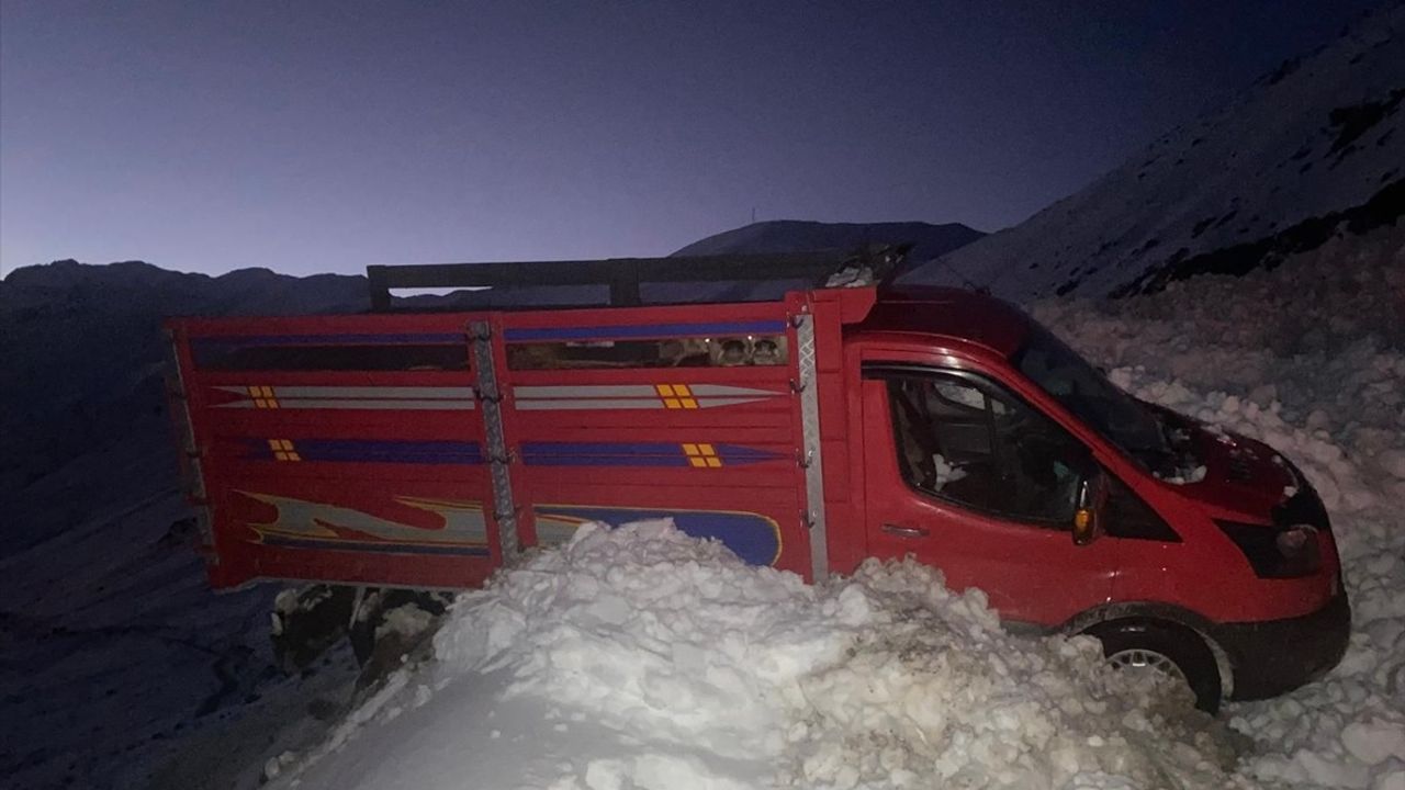 Rize'de Çığ: Trovit Yaylası'nda Mahsur Kalan 15 Kişi Kurtarıldı