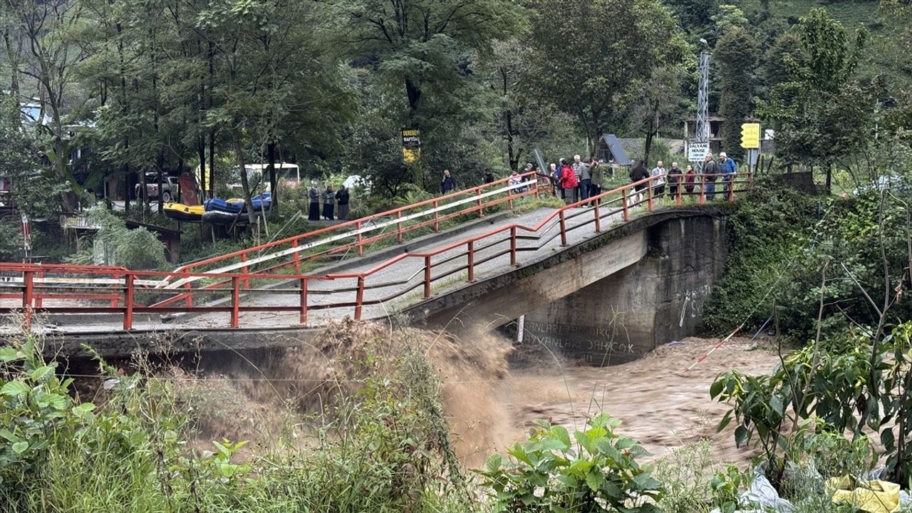 Rize'de Sağanak: Mahsur Kalanlar İş Makineleriyle Kurtarıldı, Heyelanlar Yolları Kapattı