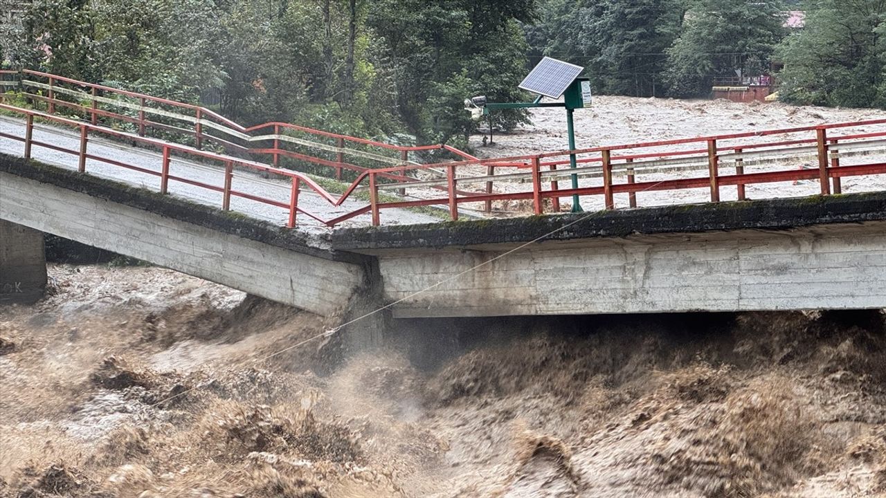 Rize'de Sağanak ve Heyelan: AFAD 269 Personel, 80 Araçla Müdahale Ediyor