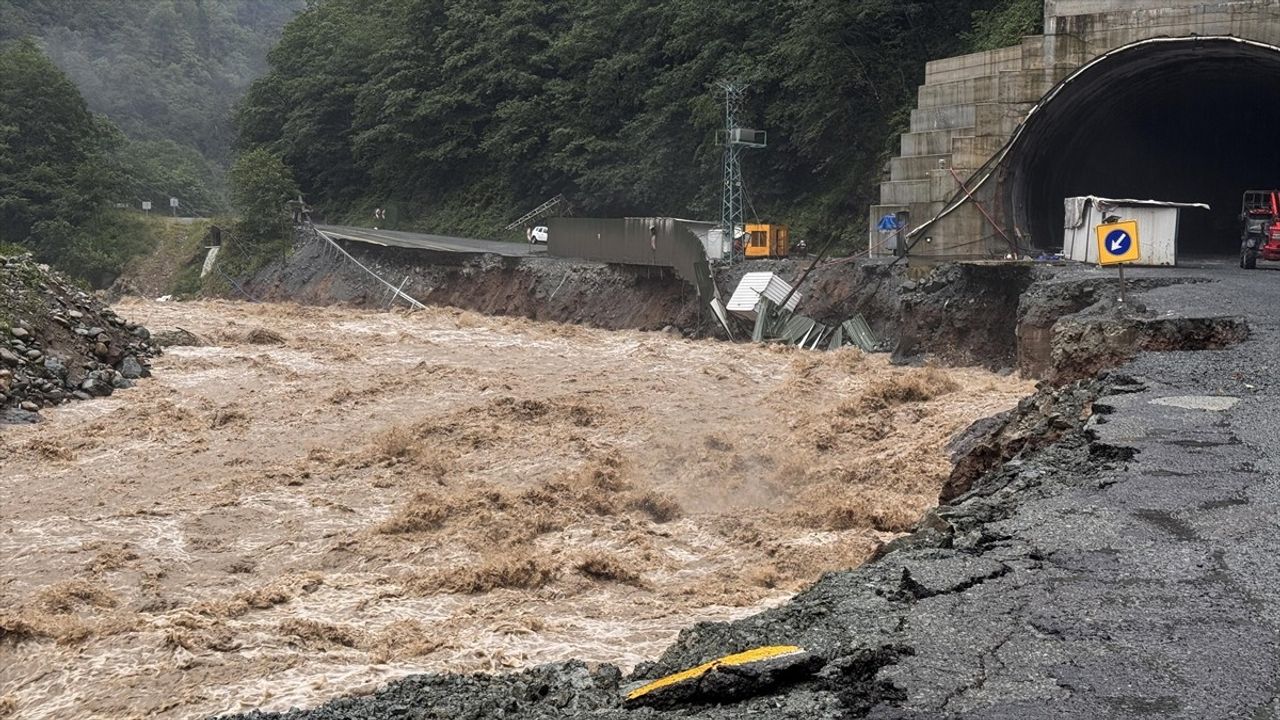 Rize'de Sağanak ve Heyelan: Ayder Yolu Kapandı, Köprü Çöktü