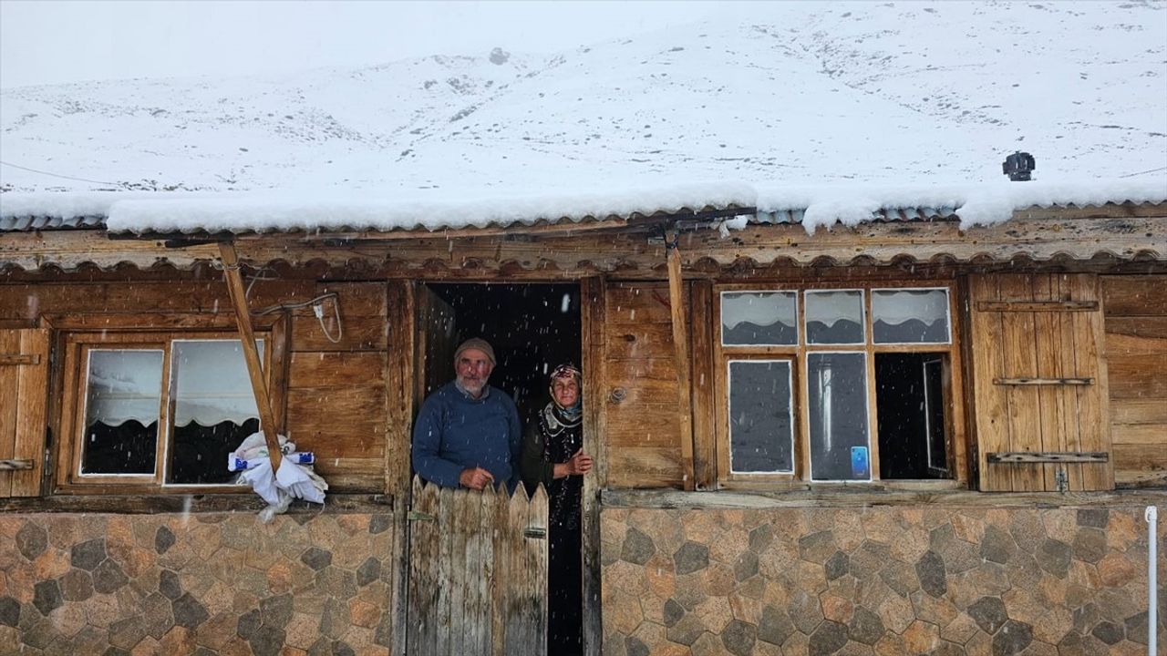 Rize'de Yüksek Kesimlere Kar Yağdı: Ovit ve Kaçkar Yaylaları Beyaza Büründü