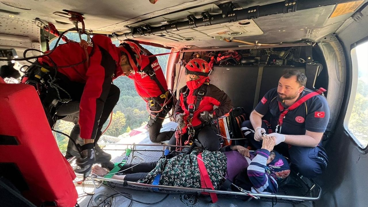 Rizeli 80 Yaşındaki Selime Nine Nolaşkari Yaylası'ndan Helikopterle Kurtarıldı