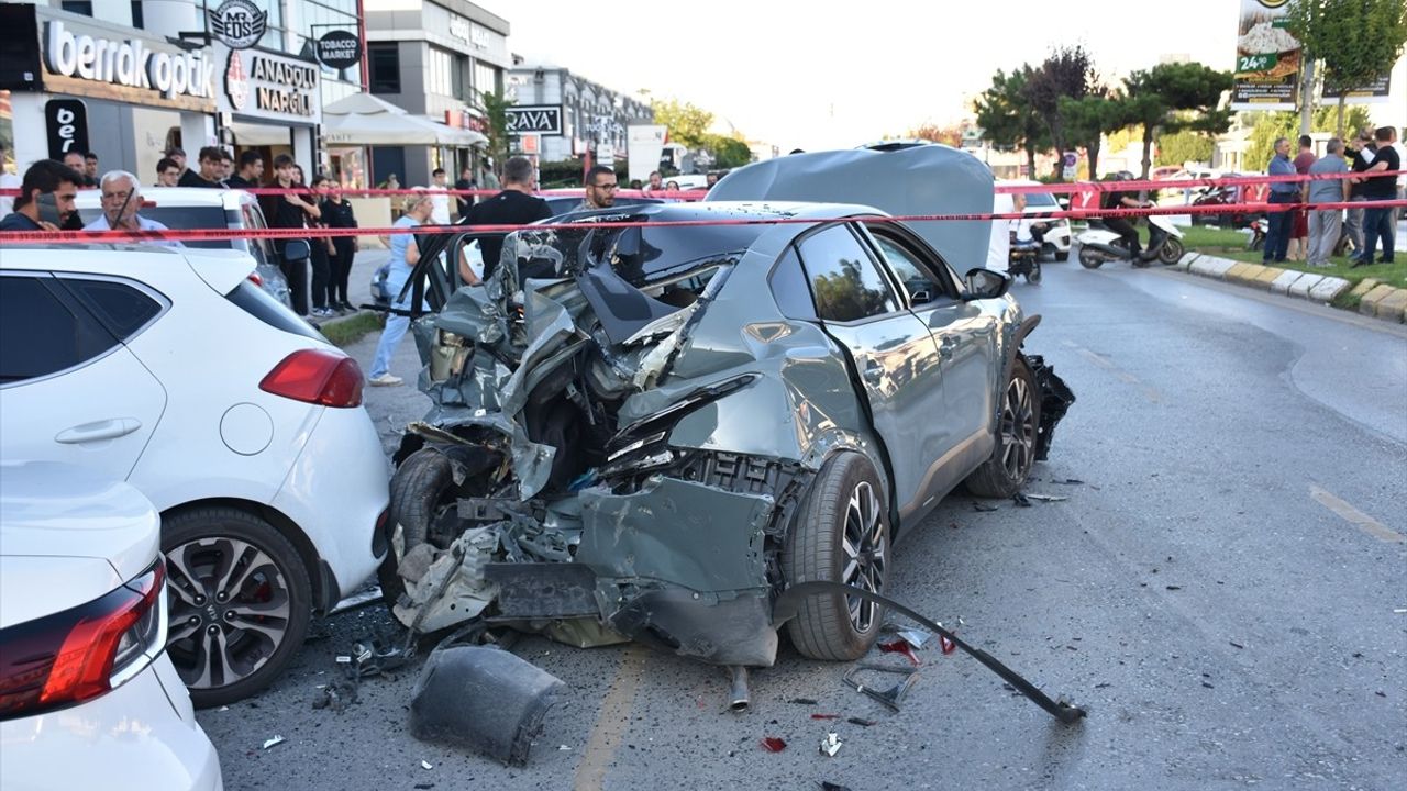Sakarya'da Beton Mikseri 5 Otomobile Çarptı: 2 Çocuk Hafif Yaralandı