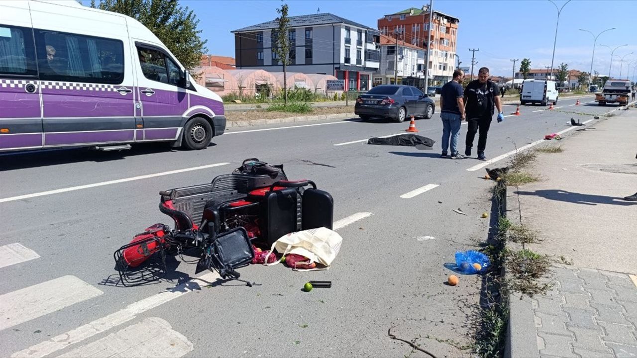 Sakarya'da elektrikli araca çarpan otomobil: Anne öldü, kızı yaralandı